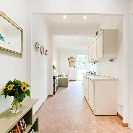 Lägenhet Romantic Hideaway 5 Min Walk From Station Florens